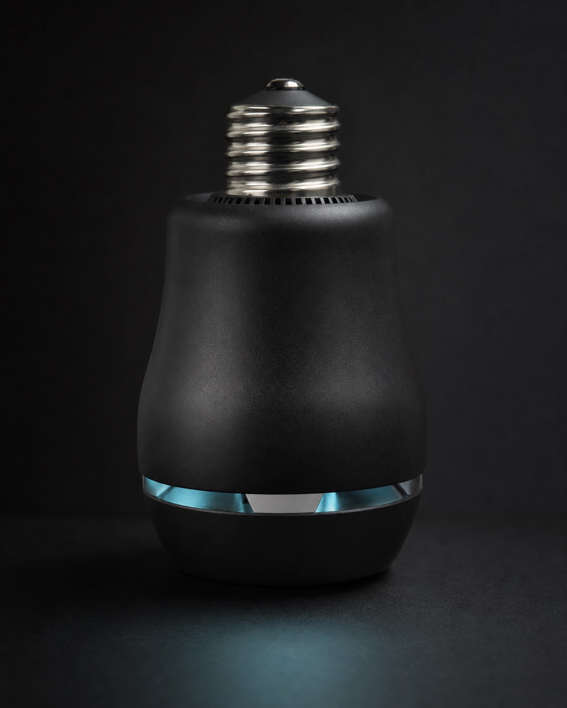 나사형 소켓과 검은색 하우징, 파란색 조명 링을 갖춘 LifeBulb